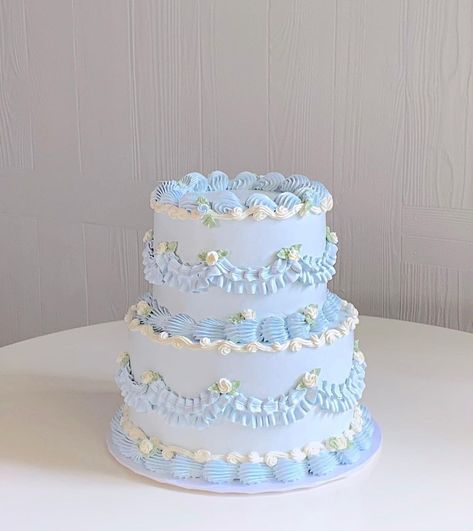 Vintage Cake Two Tier, Two Layer Cake Designs Birthday Parties, Aesthetic Cake 2 Tier, Cute 2 Tier Cakes, Vintage 2 Tier Cake, Birthday Cakes Two Tier, Blue 2 Tier Cake, Pastel Blue Cake Aesthetic, Blue And White Cakes