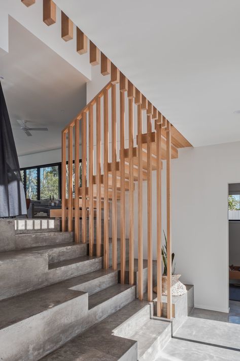 Dwell - A Crisp, New Home Rises Around an Existing Pool in Australia درج السلم, Building Stairs, Oak Stairs, Wood Railing, Concrete Stairs, Stairs Design Modern, Staircase Railings, Home Stairs Design, Lan Can