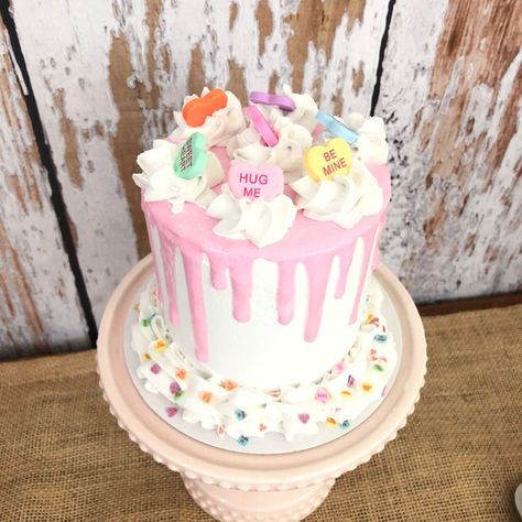 Conversation Heart Cake, Hearts Baby Shower Theme, Heart Themed Birthday, Valentines Gender Reveal, Gender Reveal Food, February Baby Showers, First Birthday Winter, Heart Birthday Cake, Baking A Cake