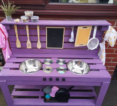 Outdoor Play Kitchen, Mud Kitchen For Kids, Pallet Kids, Diy Mud Kitchen, Kids Outdoor Play, Mud Kitchen, Backyard Playground, Kids Play Area, Backyard For Kids