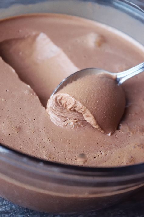 This 2-ingredient recipe for easy chocolate mousse can be prepped in about five minutes. It then chills overnight in the fridge, and you have a soft, decadent, chocolatey dessert you can enjoy the following day. Sugar Free Chocolate Mousse, Easy Chocolate Mousse Recipe, Easy Chocolate Mousse, 2 Ingredient Recipes, Dessert Items, Low Carb High Fat Diet, Delish Desserts, Chocolate Mousse Recipe, Low Calorie Dessert