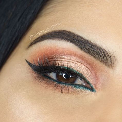 Make Up With Green Eyeliner, Subtle Green Eyeshadow Looks, Green Eyeliner Makeup Brown Eyes, Simple Eye Makeup Green, Green Eyeliner Looks Simple, Green Shimmer Eye Makeup, Green Eyeliner Makeup Looks, Green Eyeliner Brown Eyes, Green Waterline Makeup