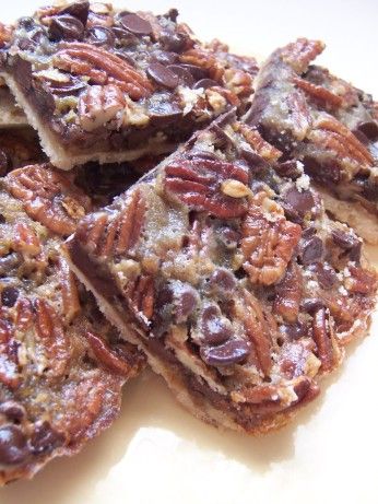 If chocolate and pecan pie are among your favorites, you should give these delicious bars a try from Martha Stewarts Everyday Food. Chocolate Pecan Pie Bars, Pie Bars Recipe, Pecan Pie Bars Recipe, Pecan Brownies, Pie Bar Recipes, Pecan Bars, Whoopie Pie, Chocolate Pecan Pie, Pecan Pie Bars