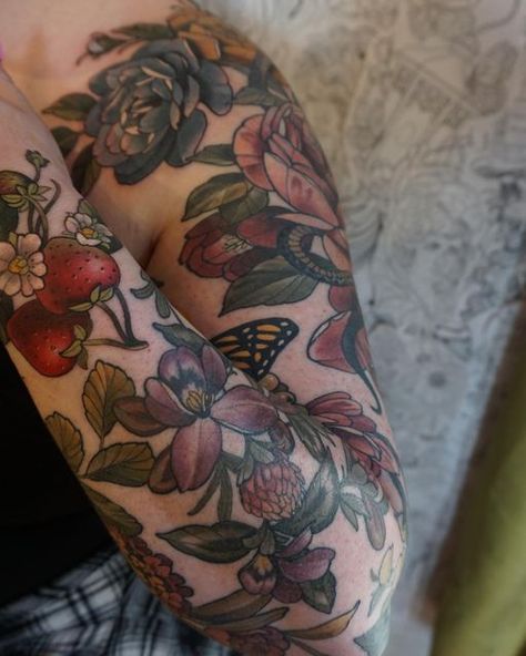 Color Tattoos And Black Tattoos, Traditional Tattoos Plants, Colored Tattoo Sleeve Women, Neo Traditional Plant Tattoo, Neo Traditional Botanical Tattoo, Neo Traditional Filler Tattoo, Garden Sleeve Tattoos For Women, Botanical Tattoo Sleeve Colour, Womens Elbow Tattoo