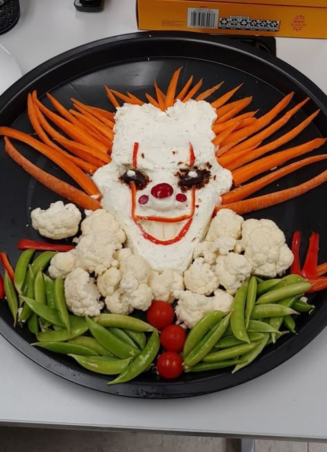 Penny Wise Veggie Tray, Halloween Gore Food, Pennywise Veggie Tray, Clown Veggie Tray, Halloween Veggie Tray, Halloween Mat, Buffet Halloween, Halloween Platter, Creepy Halloween Food