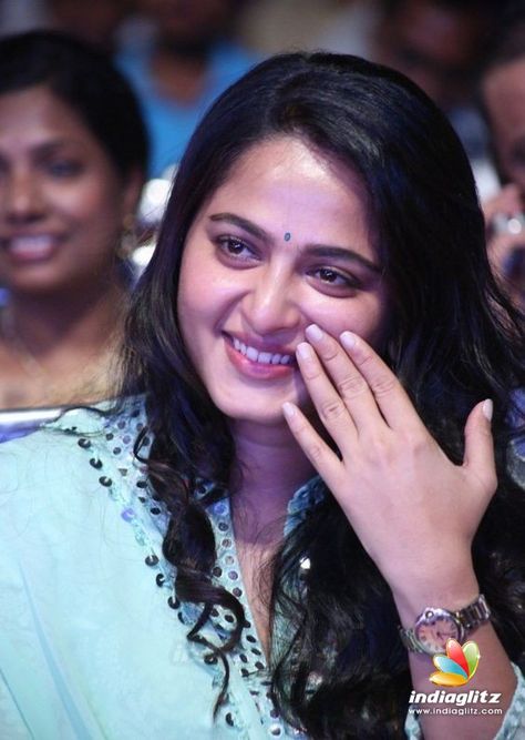 Anushka Anushka Shetty Images, Green Designer Dress, Anushka Pics, Prabhas And Anushka, Face Closeup, Anushka Photos, Oily Face, Anushka Shetty, Bollywood Girls