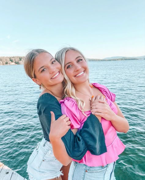 Friend Standing Poses, Poses For Two People Instagram, Cute Poses For 2 Best Friends, Cute Poses Group, Pose Ideas One Person, Cute Photo Ideas 2 People, Cute Insta Pics With Friends, Cute Picture Poses For 2 People, Two Person Friend Poses