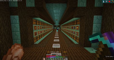 Chest Room Ideas Minecraft, Minecraft Chest Room Designs, Minecraft Trophy Room, Minecraft Chest Organization, Minecraft Armory Room, Minecraft Chest Room, Chest Room Minecraft, Minecraft Chest Room Ideas, Minecraft Storage Room