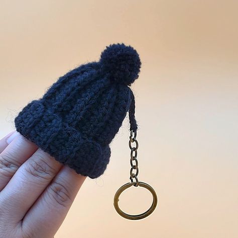 Crochet Hat Keychain, Diy Keychain Ideas Easy For Men, Crochet Keychains For Men, Small Crochet Gifts For Men, Crochet Keychain For Men, Crochet Keychain For Boys, Crochet Gift Ideas For Men, Mini Crochet Projects Key Chains, Crochet For Men Gift Ideas