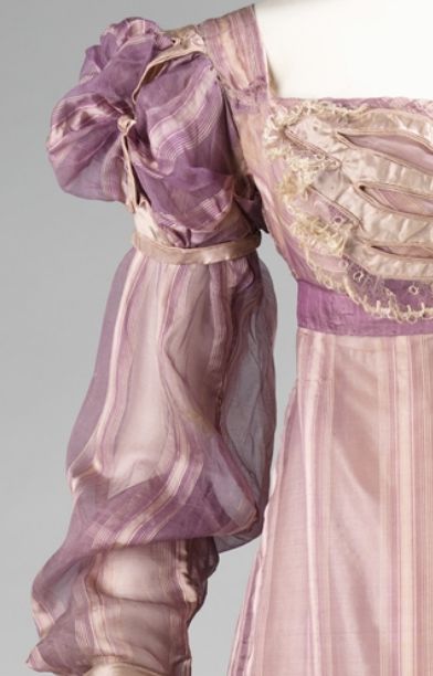 Silk evening dress, c. 1820 (detail) | Brooklyn Museum Costume Collection, New York 1820s Fashion, Regency Gown, Reception Gown, 1800s Fashion, Regency Dress, Regency Fashion, 19th Century Fashion, Retro Mode, Vintage Gowns