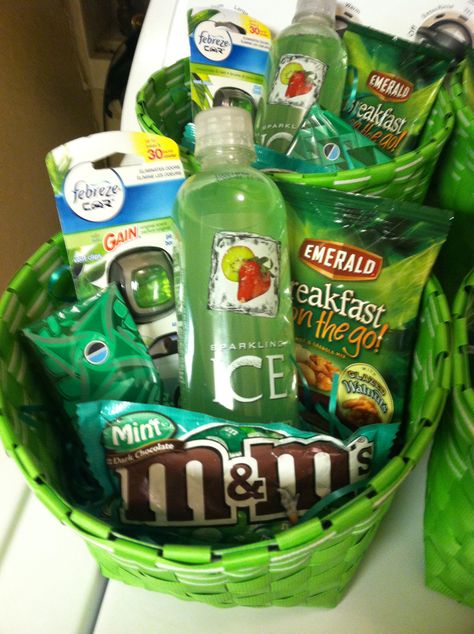 St Patricks day baskets for aydens teachers! St Patricks Day Gift Ideas, St Patricks Day Ideas, Baskets For, Gift Ideas For Teachers, St Patricks Day Gift, Ideas For Teachers, Green Basket, Secret Pal, Bff Birthday Gift