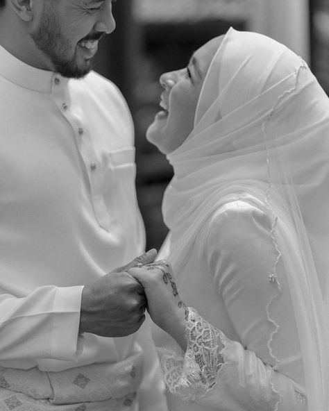 Dreamy Wedding Photoshoot, Modest Wedding Photography, Intimate Wedding Poses, Wedding Candid Photos, Nikah Photos, Akad Nikah Photography, Pose Foto Pernikahan, Nikah Photoshoot, Foto Akad