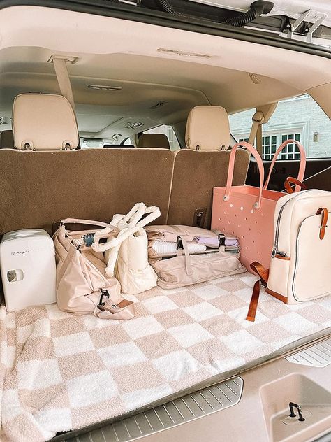 Cute Car Interior, Girly Car Accessories, Car Things, Car Deco, Car Organization, Mom Car, Girly Car, Car Essentials, Accessory Ideas