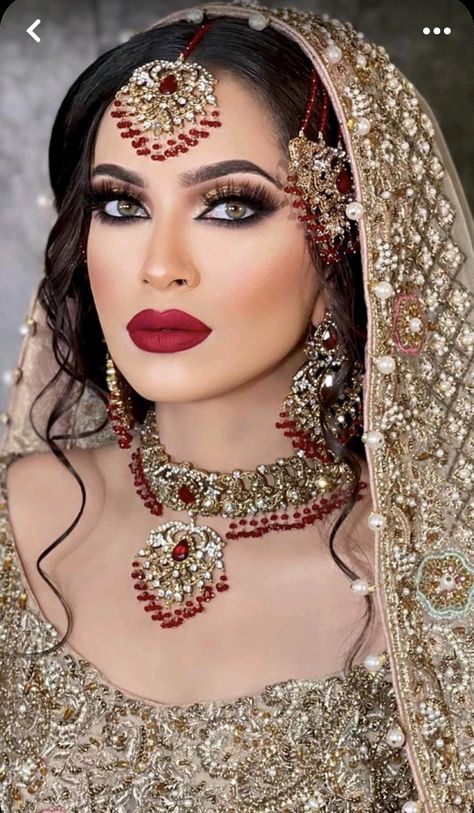 Desi Bride Makeup, Desi Makeup Looks, Wedding Look Makeup, Bible Character Costumes, Nikkah Makeup, Walima Look, Arab Makeup, Desi Makeup, Bridal Makeup Red Lips