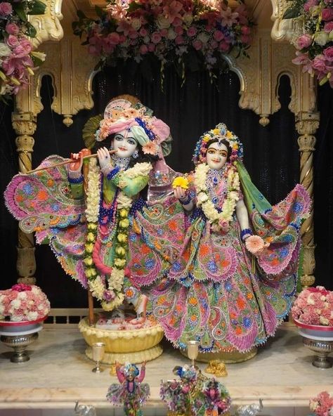 Radha Radha ✨ Vrindavan Krishna Images, Janmashtami Photos, Happy Janmashtami Image, Vrindavan Photography Pictures, Iskcon Vrindavan, Radha Radha, Radhe Krishna Wallpapers, Krishna Drawing, Beast Wallpaper