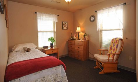 Alzheimer friendly bedroom Alzheimers Home Safety, Memory Care Unit Bedroom Decor, Senior Living Interior Design Bedrooms, Assisted Living Decor Ideas, Elderly Bedroom Ideas, Nursing Home Room Decor Ideas, Assisted Living Bedroom Ideas, Rearranging Bedroom, Assisted Living Decor