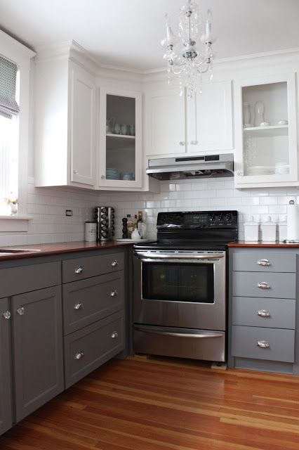 Two-tone kitchen cabinets with white uppers and varying shades of lower cabinet colors. Two Toned Kitchen Cabinets, Two Tone Kitchen Cabinets, Серая Кухня, Two Tone Kitchen, Gray Cabinets, Kitchen Cabinets Decor, Grey Kitchen Cabinets, Grey Cabinets, Upper Cabinets