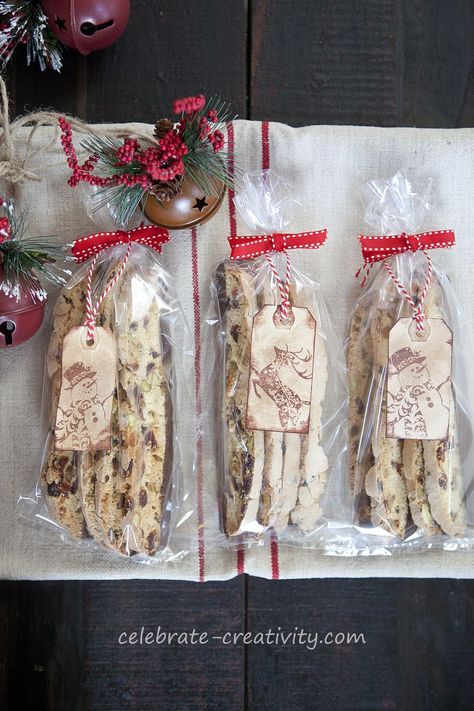 Holiday Biscotti with Cranberries and Pistachios Biscotti Gift Ideas Christmas, How To Wrap Biscotti Packaging Ideas, Biscotti Christmas Gift, Biscotti Gift Packaging, Biscotti Packaging Ideas, Biscotti Packaging, Cranberry Biscotti Recipe, Holiday Biscotti, Christmas Biscotti