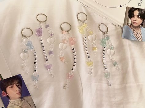 TXT Beaded Keychains Members Favorite Colors - Etsy Keychain Beads, Bow Beads, Cute Keychains, Beaded Things, Beaded Keychains, The Favorite, Kpop Aesthetic, Key Rings, Favorite Color