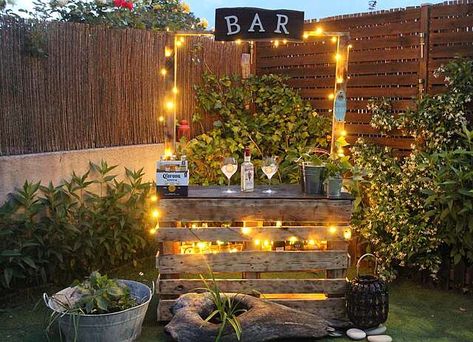 Eine eigene Bar im Garten – wie cool ist das denn! Dieses Projekt wird günstig aus Paletten gebaut und mit Lichterketten und liebevollen Details verfeinert. Damit wirst du im Sommer garantiert zum beliebten Treffpunkt von Freunden und Familie in lauen Nächten. Bar Exterior, Coffee Carts, Vintage Wine, Outdoor Bar, Cocktail Bar, Garden Party, Ladder Decor, Outdoor Furniture, Patio