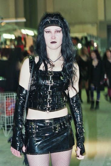 90s Goth Fashion, Mall Goth Fashion, 2000s Goth, Goth Outfit Ideas, Goth Subculture, 90s Goth, Arte Punk, Goth Look, Goth Aesthetic