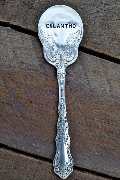 plant-marker Spoon Plant Markers, Spoons Diy, Garden Plant Markers, Upcycled Garden, Diy Marker, Silverware Crafts, Garden Marker, Upcycle Garden, Upcycle Ideas