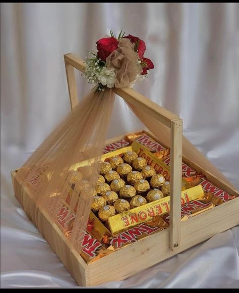 Gift Hamper For Marriage, Gift Hampers For Roka, Chocolate Hampers For Engagement, Wedding Hamper For Couple, Engagement Packing Ideas For Bride, Chocolate Hamper Basket, Wedding Dance Video, Wedding Gift Pack, Hamper Boxes