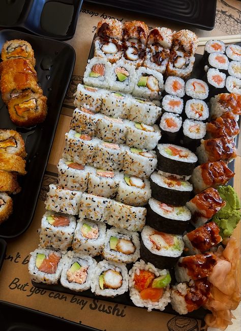 #sushi #food #aesthetic Japanese Sushi Aesthetic, Food Aesthetically, Sushi Aesthetic, Healthy Sushi, Japanese Food Sushi, Aesthetic Foods, Sushi Party, Japan Destinations, Sushi Plate