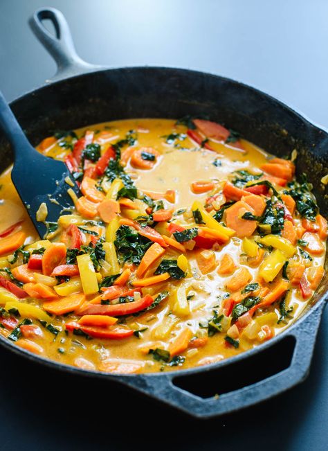 This Thai red curry recipe is so easy to make at home! It's much tastier than takeout and healthier, too. This recipe is vegetarian, vegan and gluten free! Thai Red Curry Recipe, Red Curry Recipe, Hearty Dinner Recipes, Recipe Vegetarian, Curry Recipe, Thai Recipes, Curry Recipes, Vegetarian Dishes, Vegan Food