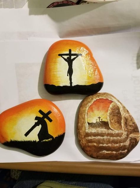 Rock Painting Christian Ideas, Spiritual Painted Rocks, Jesus Rock Painting Ideas, Memorial Rocks Painted, Christian Rock Painting Ideas, Christian Art Painting, Christmas Pebble Art, Christian Drawings, Easter Paintings