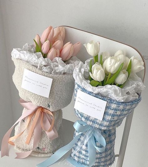 Gift Ideas Flowers, Gift Flower Bouquet, Minimalism Living, Flower Bouquet Diy, Bouquet Gift, Boquette Flowers, Flower Gift Ideas, Tulip Bouquet, Flowers Bouquet Gift