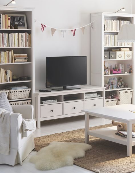 Reading, watching, working - you really can do it all in one space! The IKEA HEMNES series may be traditional in style, but smart functions make it right at home in a modern living room. Ikea Hemnes Bookcase, Ikea 2015, Cheap Living Room Sets, Kura Bed, Ikea Living Room, Ikea Bookshelves, Ikea Hemnes, White Bookcase, Livingroom Layout