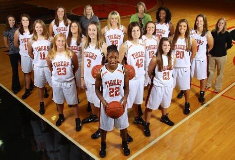 Team / Group Portrait / Photo / Picture Idea - Basketball Photo Basket, Basketball Team Pictures, Sports Team Photography, Basketball Pictures Poses, Basketball Photos, Team Photography, Girls Basketball, Sport Women, Basketball Photography