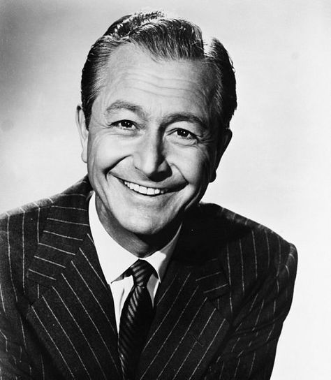 Robert Young Tv Dads, Father Knows Best, Robert Young, Hollywood Men, Hollywood Icons, Old Tv Shows, Hollywood Legends, Young Actors, Famous Men