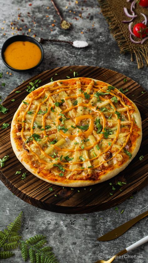 Veg Pizza Photography, Pizza Serving Ideas, Pizza Presentation, Arabic Pizza, Pizza And Fries, French Pizza, Pizza Pasta Recipe, Innovation Ideas, Yummy Aesthetic