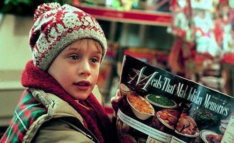 Someone find me this beanie stat Christmas Comedy Movies, Home Alone 1, Larry Wilcox, Kids Christmas Movies, Watch Home Alone, Home Alone 1990, Mara Wilson, Santa Klaus, Home Alone Movie