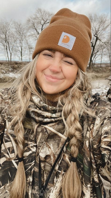 Hunt Outfit For Women, Hunting Outfits For Women Winter, Cute Fall Outfits With Beanies, Winter Fishing Outfits Women, Hunting Outfit Aesthetic, Camo Hunting Outfit, Cute Hunting Hairstyles, Western Beanie Outfit, Women’s Hunting Outfits