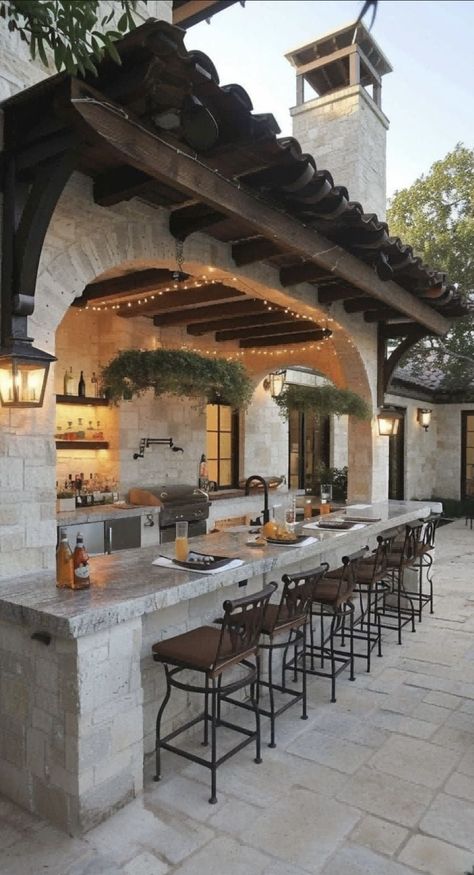 Spanish Outdoor Kitchen, Outdoor Kitchen And Dining, Hacienda Style Homes, Dream Life House, Modern Mexican, Backyard Kitchen, Spanish Style Homes, Hacienda Style, Bbq Area