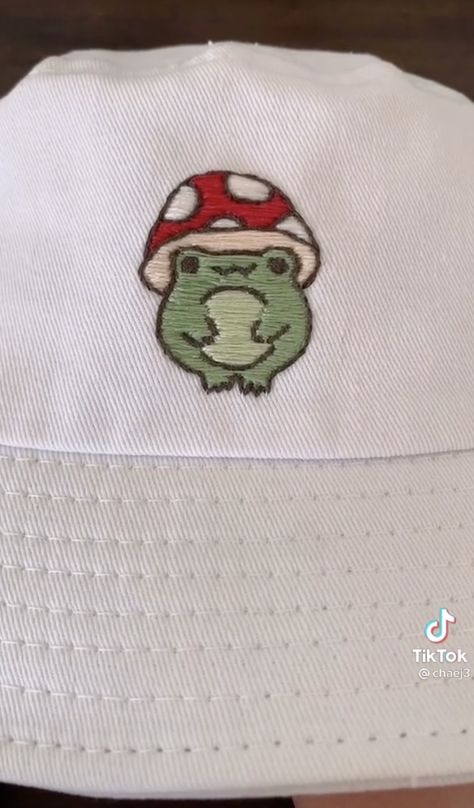 Frog And Mushroom Embroidery, Embroidered Frog Simple, Embroidery Patterns Aesthetic, Cute Frog Embroidery, Frog Embroidery Simple, Cute Small Embroidery Ideas, Embroidery Inspo Aesthetic, Aesthetic Embroidery Designs, Embroidery Patterns Easy