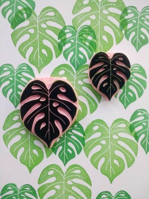 Leaf Lino Print, Rubber Stamp Design Ideas, Easy Lino Print Ideas, Block Printing Ideas Design, Lino Print Ideas Easy, Lino Print Ideas, Monstera Decor, Leaf Stamp, Lino Printing