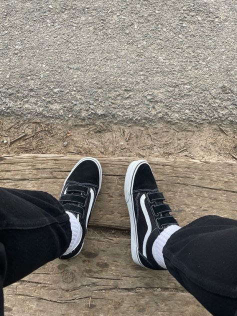 Vans Old Skool Velcro Outfit, Velcro Vans Aesthetic, Black Velcro Vans Outfit, Velcro Shoes Aesthetic, Vans Velcro Shoes Outfits, Velcro Vans Outfit, Skater Shoes Aesthetic, Vans Velcro Shoes, Vans Outfit Aesthetic