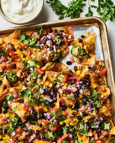 Nachos At Home, August Recipes, Nachos Recipe Beef, Sheet Pan Nachos, Lazy Dinner, Pan Nachos, How To Make Nachos, Easy Nachos, Lazy Dinners