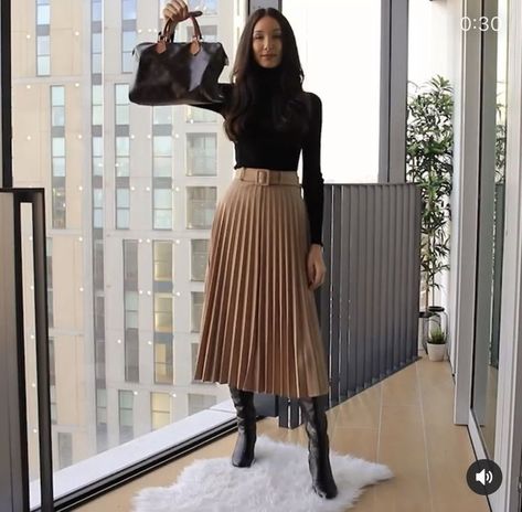 Wollen Skirts Outfit, Classy Winter Skirt Outfits, Michellecore Outfits, Modern 1950s Outfits, Plisse Skirt Outfit Winter, Modest Vegas Outfit Ideas, Winter Pleated Skirt Outfit, Office Look Winter, Modest Fashion Outfits Classy