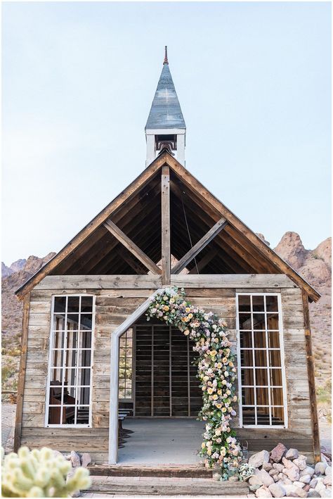 There’s a new chapel near LV and it’s not what you might first imagine. Out in the Eldorado Canyon at the historical Techatticup Mine, you will find the most charming wedding chapel made of wood. Rustic, earthy vibes are evoked by the design of the chapel that has large windows to let in lots of natural light. Fleeting Moment, California Wedding Photography, Modern Wedding Photography, Vegas Style, Las Vegas Elopement, Wedding Venues Texas, 100 Layer Cake, La Wedding, Documentary Wedding Photography