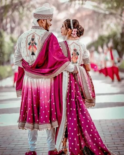 The bride of the week left us stunned by including God, Vithhal and his wife, Rukmini in her and her groom's wedding outfits. Check it out! Journal Couple, Back Blouse Designs, Invisible Thread, Marathi Bride, Marathi Wedding, Marriage Ideas, Wedding Outfits For Groom, Indian Wedding Poses, Bride And Groom Outfits