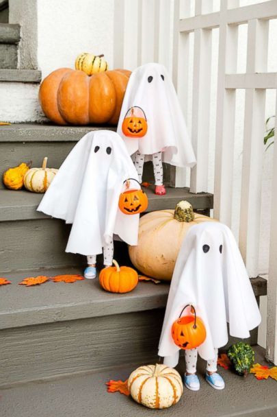 9 last-minute Halloween party hacks: DIY frozen hand punch, pumpkin bowling and mummy snacks | GMA Outdoor Halloween Wreath, Dry Ice Halloween, Party Hacks Diy, Panther Halloween Costume, Halloween Party Hacks, Pumpkin Bowling, Halloween Garden Decorations, Oct 1st, Casa Halloween