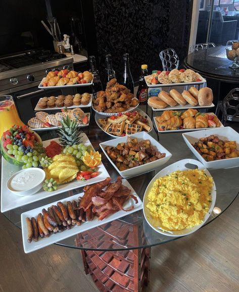 Breakfast Brunch Party Decor, Big Breakfast Ideas Brunch, Birthday Breakfast Brunch Ideas, Brunch Display Buffet Tables, Breakfast Layout Ideas, Catering Brunch Ideas, Sunday Brunch Party, Diy Breakfast Buffet, Birthday Brunch Menu Ideas Easy