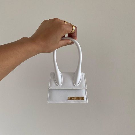 Kenza on Instagram: “Cutest bag🤍” Jacquemus Bags, Preppy Goth, Winter Handbags, Minimalist Inspiration, Jacquemus Bag, Dream Bags, Celine Luggage Bag, Pretty Bags, My Bags