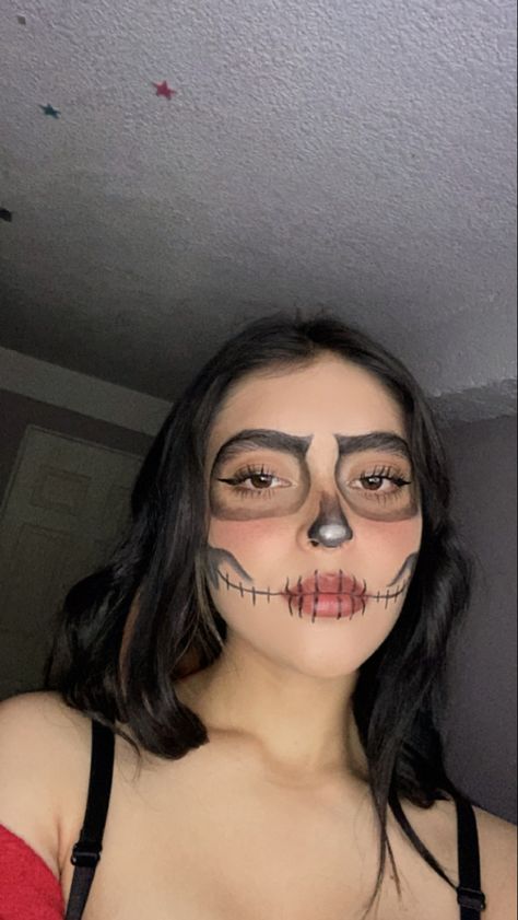 Cute Easy Skull Makeup, Coco Makeup, Calaveras Aesthetic, Skeleton Make Up Aesthetic, Calavera Halloween, Catrina Aesthetic, Calavera Makeup, Baddie Skull Makeup, Tiktok Skull Makeup