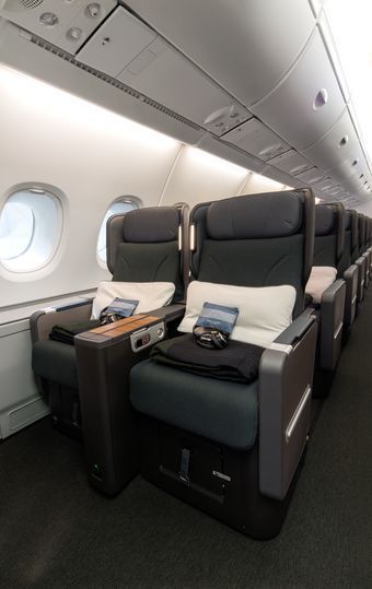 Qantas refurbished Airbus A380 new first class business class lounges - Executive Traveller Air Plane Seats, 1st Class Airplane Seats, Airplane Seat Aesthetic, Airport Lounge Aesthetic, Premium Economy Seats, Flight Seat, Qantas A380, Airplane Hacks, First Class Plane